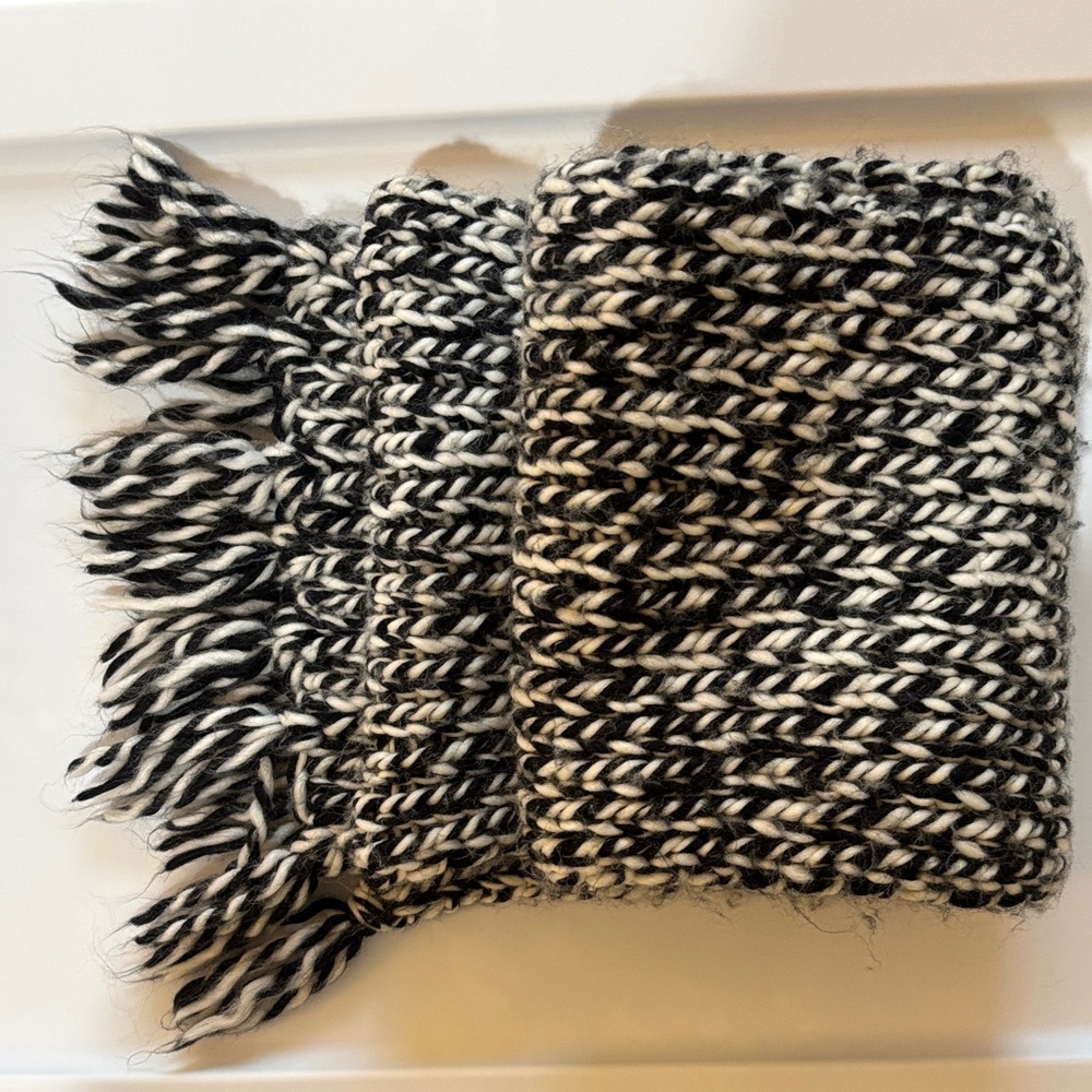 〰️Women’s Black and White Knit Scarf